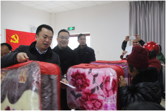 迎新春送温暖m88明昇集团到九岭村开展慰问活动