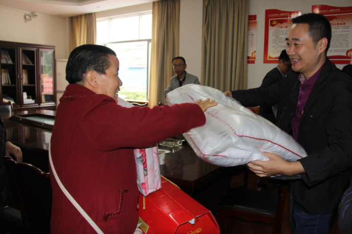 弘扬敬老传统 陪留守老人共度节日